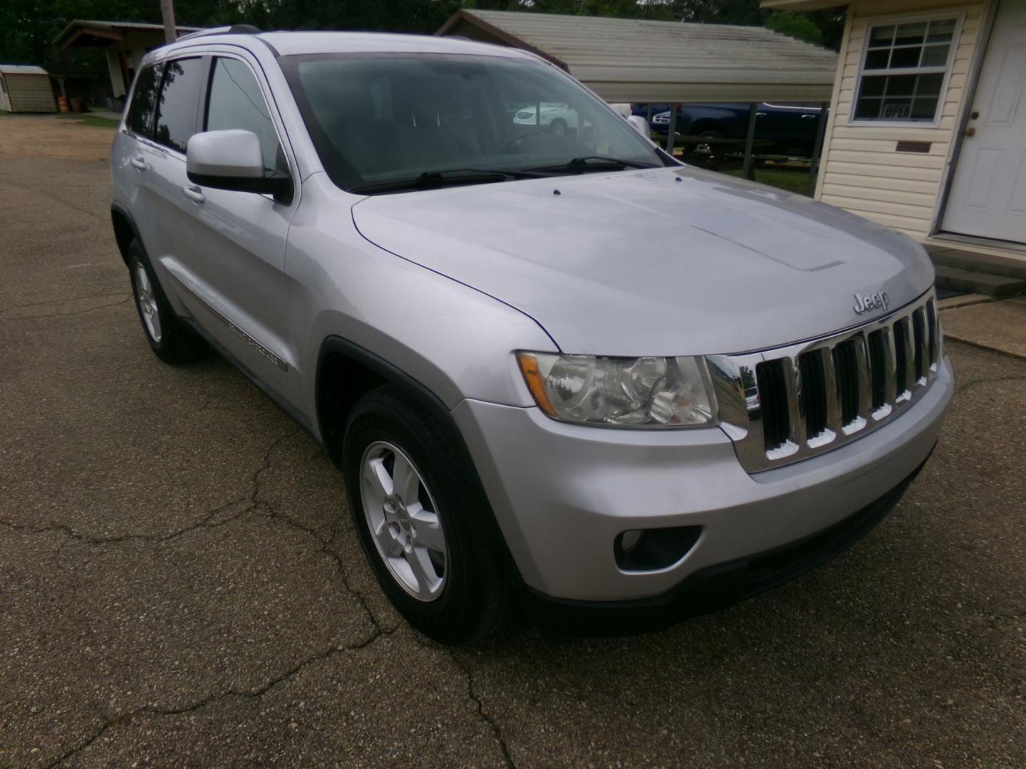 2011 Gray /Gray Jeep Grand Cherokee Laredo 2WD (1J4RS4GG4BC) with an 3.6L V6 DOHC 24V engine, 5-Speed Automatic transmission, located at 401 First NE, Bearden, AR, 71720, (870) 687-3414, 33.726528, -92.611519 - Photo#20